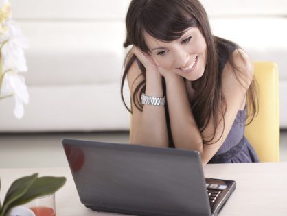 Online Dating 101: When Should I Meet Someone Offline?