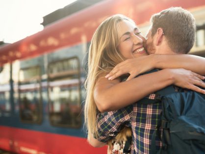 Long-Distance Dating: Staying Connected While You Travel Solo